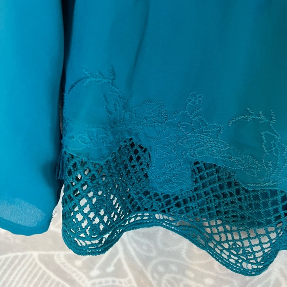 BEAUTIFUL AWESOME LITTLE TOP STUNNING TURQUOISE V NECK BUTTON DOWN EUC DETAILS M - Picture 10 of 15